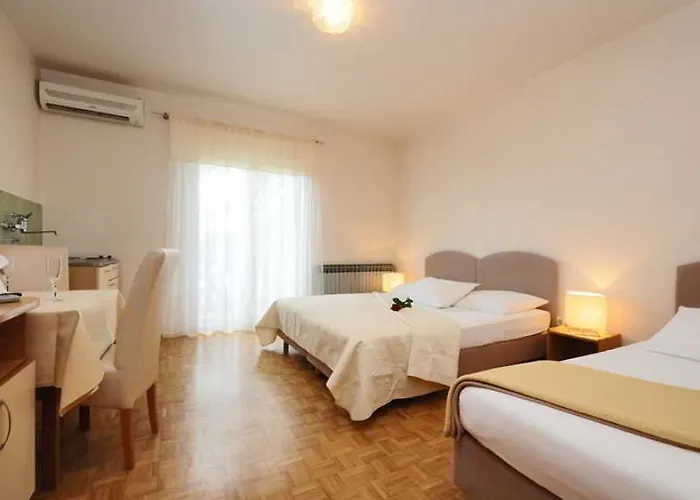 & Restaurant Matanovi Dvori 게스트하우스 Sukošan