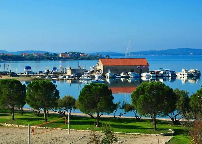 Πανσιόν & Restaurant Matanovi Dvori Sukošan